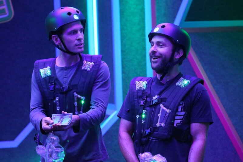 Dennis Reynolds (Glenn Howerton, l.); Charlie Kelly (Charlie Day, r.) – Bild: FX Productions, LLC