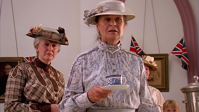 Marilla Cuthbert (Colleen Dewhurst, v.) erfindet einen Verehrer – Bild: Bibel TV