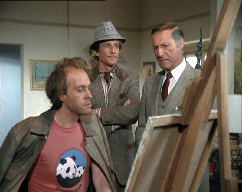 Murdock (Dwight Schultz, li.) gibt sich vor Shawn (Lloyd Bochner) als Maler aus; Faceman (Dirk Benedict, Mitte) mimt den Kunstkenner … – Bild: RTL II