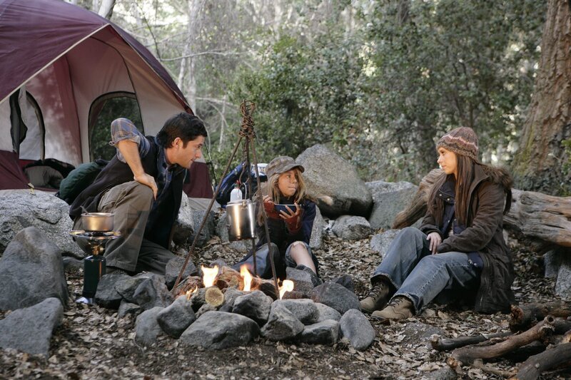 Becca (Mackenzie Vega, M.) erzählt Jim (David Conrad, l.) und Melinda (Jennifer Love Hewitt, r.) von ihrer Begegnung mit dem Geist des 13-jährigen Daniel … – Bild: ABC Studios