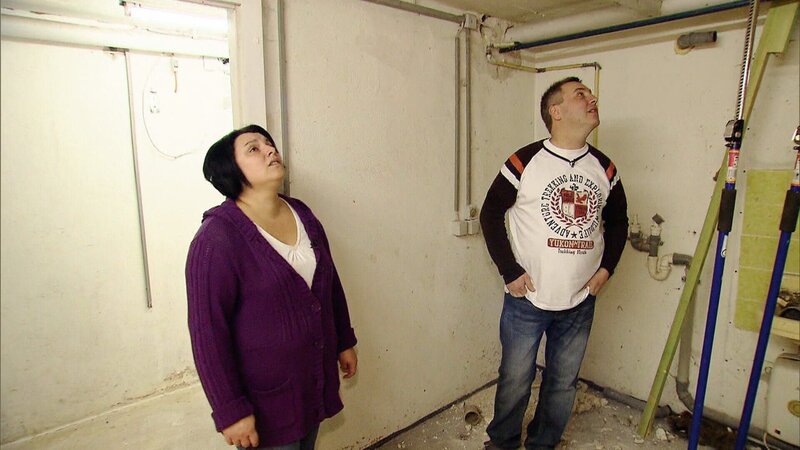 Maria,li. und Thorsten aus der viel zu kleinen Mietwohnung und ersteigern im Internet eine 40 Jahre alte Pension mit 170 Quadratmetern Wohnfläche. – Bild: RTL II