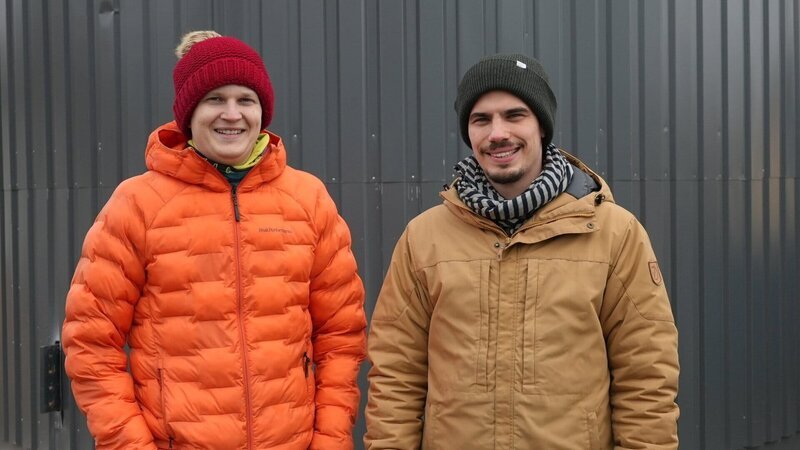 Die Ingenieure Tommi Eronen (l.) und Markku Ylönen (r.), Gründer des Startups „Polar Night Energy“, die eine Sandbatterie entwickelt haben, die Windenergie speichert und ganze Ortschaften mit Wärme versorgen kann. – Bild: ZDF und Sina Diehl