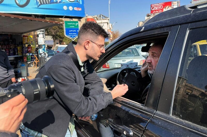 Borhan Akid (l.) spricht mit den Menschen, in Damaskus, der Hauptstadt von Syrien und seiner alten Heimat. – Bild: WDR Borhan Akid (l.) spricht mit den Menschen, in Damaskus, der Hauptstadt von Syrien und seiner alten Heimat. – Bild: WDR