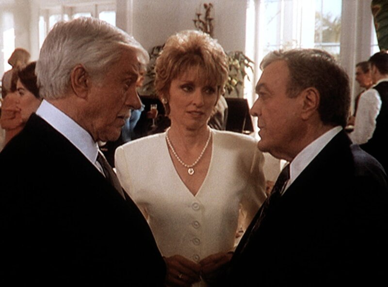 Claire (Brynn Thayer, M.) und ihr Ehemann Elliott (Wayne Tippit, r.) begrüßen Mark (Dick Van Dyke, l.) auf der Wohltätigkeitsveranstaltung, die Claire initiiert hat. – Bild: Viacom
