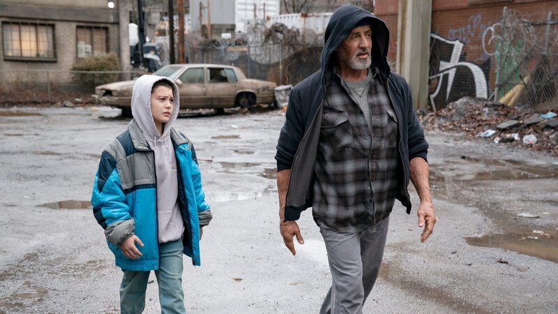 Der dreizehnjährige Sam (Javon ‚Wanna‘ Walton, li.) vermutet, dass sein mysteriöser und zurückgezogen lebender Nachbar Joe Smith (Sylvester Stallone) in Wirklichkeit eine lebende Legende ist © 2022 Metro-Goldwyn-Mayer Pictures Inc. All Rights Reserved.; Der dreizehnjährige Sam (Javon ‚Wanna‘ Walton, li.) vermutet, dass sein mysteriöser und zurückgezogen lebender Nachbar Joe Smith (Sylvester Stallone) in Wirklichkeit eine lebende Legende ist © 2022 Metro-Goldwyn-Mayer Pictures Inc. All Rights Reserved. – Bild: Metro-Goldwyn-Mayer Pictures Inc. / Daniel McFadden Der dreizehnjährige Sam (Javon ‚Wanna‘ Walton, li.) vermutet, dass sein mysteriöser und zurückgezogen lebender Nachbar Joe Smith (Sylvester Stallone) in Wirklichkeit eine lebende Legende ist © 2022 Metro-Goldwyn-Mayer Pictures Inc. All Rights Reserved.; Der dreizehnjährige Sam (Javon ‚Wanna‘ Walton, li.) vermutet, dass sein mysteriöser und zurückgezogen lebender Nachbar Joe Smith (Sylvester Stallone) in Wirklichkeit eine lebende Legende ist © 2022 Metro-Goldwyn-Mayer Pictures Inc. All Rights Reserved. – Bild: Metro-Goldwyn-Mayer Pictures Inc. / Daniel McFadden