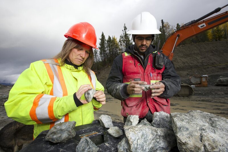 Chefin Claudia Bunce (l.) und ihr Mitarbeiter Mike Mee (r.) – Bild: JADE PRODUCTIONS LTD. Chefin Claudia Bunce (l.) und ihr Mitarbeiter Mike Mee (r.) – Bild: JADE PRODUCTIONS LTD.