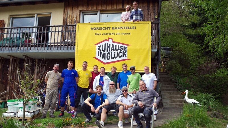 Das Team von „Zuhause im Glück“ möchte der Familie in Not helfen und ihr Haus zu einem gemütlichen Heim umbauen. – Bild: RTL II