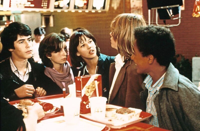 Die 13-jährige Vic (Sophie Marceau, M.) kommt in ein Alter, in dem Jungs im Mittelpunkt stehen und erste Feten gefeiert werden. Ganz zum Leidwesen ihrer Eltern … – Bild: sixx