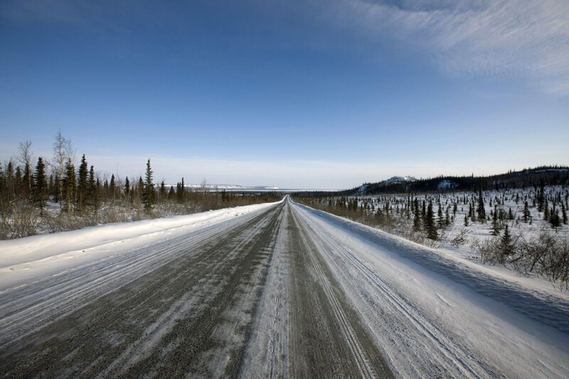 Ein schwerer Sturm ist angesagt. Er wird die Eisstraße unpassierbar und gefährlich machen und so müssen diese gesperrt werden, da der Sicherheit der Fahrer das allergrößte Interesse gilt. Doch die Sperrung kostet die Fuhrunternehmer und die Gasförderstätten wertvolle Zeit und Geld … – Bild: PLURIMEDIA (AETN /​ Ken Woroner)