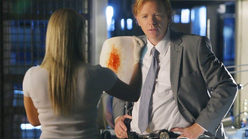 Rückblick (2007): Horatio (David Caruso) ist von Calleighs (Emily Procter) Einsatz und ihren akribischen Ermittlungsergebnissen beeindruckt. – Bild: RTL /​ CBS
