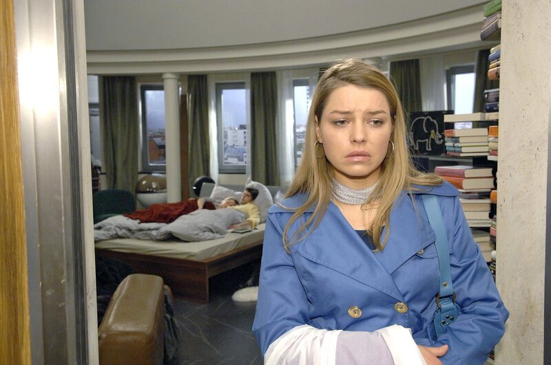 Katja (Karolina Lodyga, r.) ist fassungslos, als sie Anna (Jeanette Biedermann, l.) und Jonas (Roy Peter Link, M.) friedlich nebeneinander im Bett liegen sieht. – Bild: SAT.1 /​ Claudius Pflug