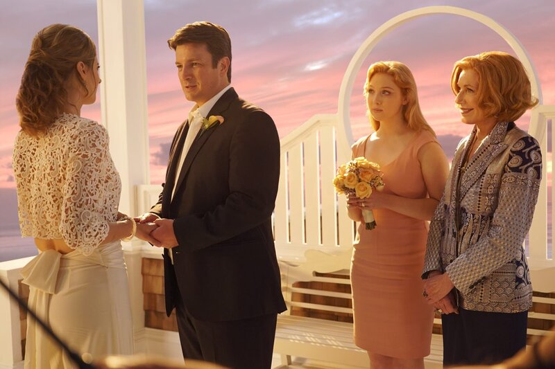 Geben sich im Beisein von Alexis (Molly C. Quinn, 2.v.r.) und Martha (Susan Sullivan, r.) das Ja-Wort: Castle (Nathan Fillion, 2.v.l.) und Beckett (Stana Katic, l.) … – Bild: ABC Studios