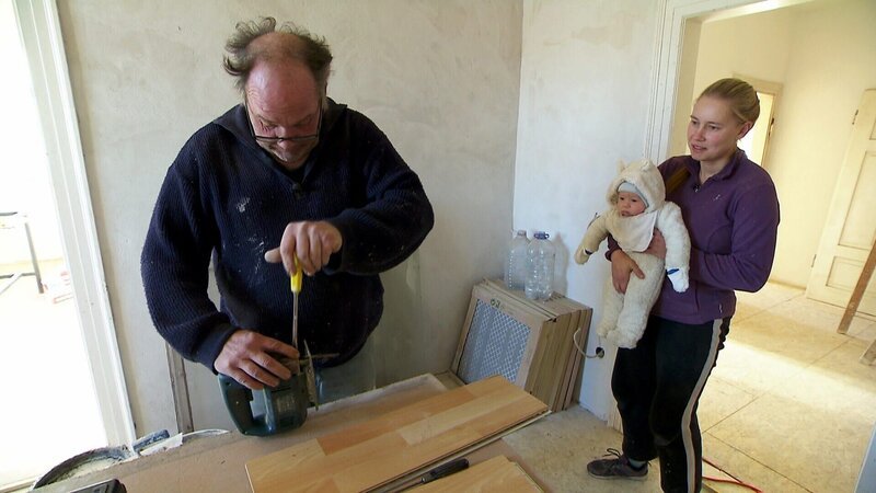 Boris und Angela haben ein altes Schwesternwohnheim für nur einen Euro erstanden. Das riesige Haus mit 600 qm Wohnfläche gleicht allerdings einer Ruine und muss komplett saniert werden. – Bild: RTLZWEI