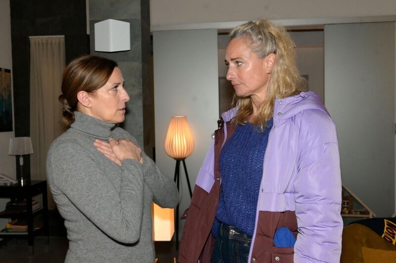 Katrin (Ulrike Frank, l.) schafft es nicht, sich Maren (Eva Mona Rodekirchen) anzuvertrauen. – Bild: RTL /​ Rolf Baumgartner