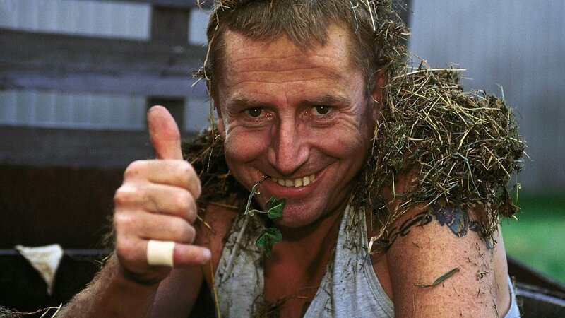 Richard (Martin Semmelrogge) freut sich diebisch, daß er bei der Durchsuchung der Gärtnerei nach Drogen wieder mal nicht entdeckt wurde. – Bild: RTL
