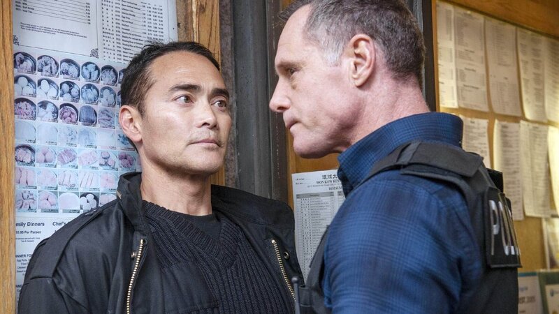 In ihrem neuesten Fall ermittelt die Intelligence Unit rund um Sergeant Voight (Jason Beghe, r.) im Mafia-Milieu. Die Einheit wird zu einem Einsatz mit mehreren Toten in das chinesische Viertel gerufen. Mit dabei: Jimmy Shi (Mark Dacascos). – Bild: RTL/​NBC Studios