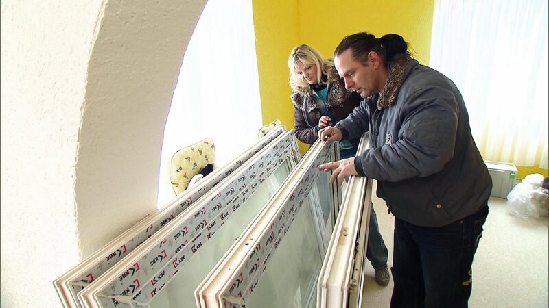 Bernd und Jacqueline will im Wohnzimmer ein großes Terrarium bauen. – Bild: RTL II