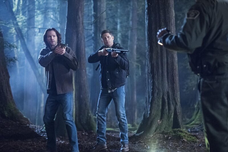 Sam Winchester (Jared Padalecki, l.); Dean Winchester (Jensen Ackles, r.) – Bild: Warner Brothers