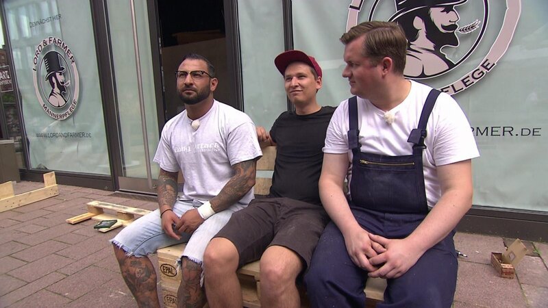 Der Druck, der auf Safak (li.), Benjamin (re.) und Julian (mi.) lastet, ist enorm. SchlieÃŸlich geht es darum, ihren groÃŸen Traum zu verwirklichen, einen Beauty-Salon nur fÃ¼r Herren. Doch das Geld ist knapp und die handwerklichen Skills der Jungs dÃ¼rftig … – Bild: RTLZWEI