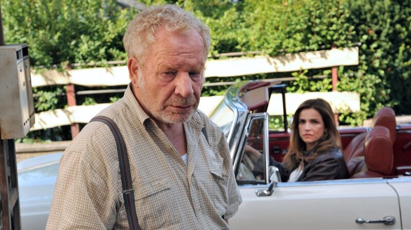 Vera (Rebecca Immanuel) versucht Klaus Mertens (Michael Hanemann) zu helfen. – Bild: port.hu