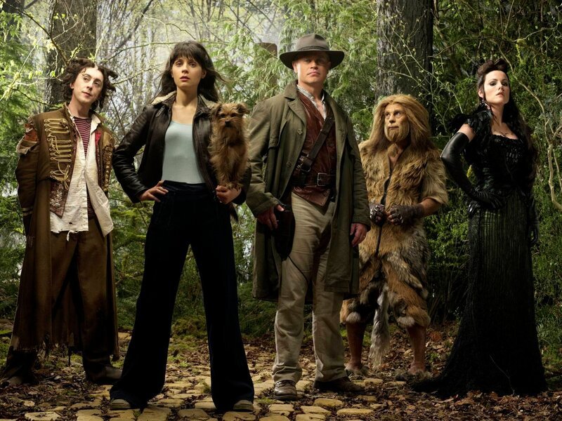 DG (Zooey Deschanel, 2.v.l.) nimmt gemeinsam mit ihren neuen Freunden, Glitch (Alan Cumming, l), Cain (Neal McDonough, m) und Raw (Raoul Trujillo, 2. v. r.), die sie in der Zauberwelt Oz kennengelernt hat, den Kampf gegen die böse Königin Azkadelia (Kathleen Robertson, r.) auf. – Bild: KinoweltTV