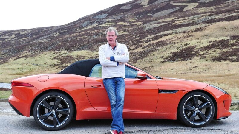 Jeremy Clarkson mit einem Jaguar F-Type. – Bild: TVNOW /​ BBC Worldwide 2013