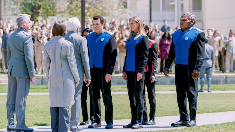Seth MacFarlane (Capt. Ed Mercer), Adrianne Palicki (Cmdr. Kelly Grayson), Peter Macon (Lt. Cmdr. Bortus). – Bild: ORF/​PRO7