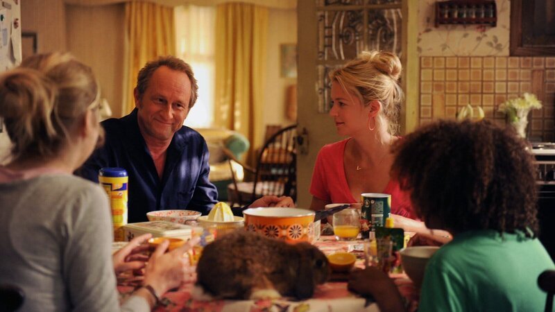 Endlich glückliches, chaotisches Familienleben: Paul-André (Benoit Poelvoorde, h.l.) mit Violette (Virginie Efira (h.r.) und ihren beiden Kindern beim Frühstück. – Bild: ZDF und SWR/Studiocanal Endlich glückliches, chaotisches Familienleben: Paul-André (Benoit Poelvoorde, h.l.) mit Violette (Virginie Efira (h.r.) und ihren beiden Kindern beim Frühstück. – Bild: ZDF und SWR/Studiocanal