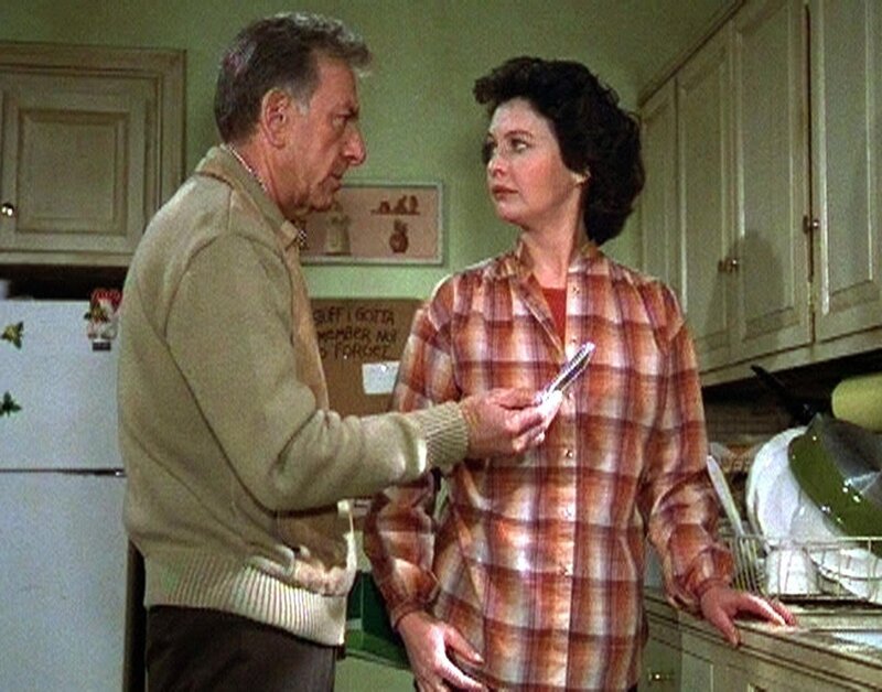 Quincy (Jack Klugman) muss Carol (Michele Marsh) mitteilen, dass ihr Freund ein vorbestrafter Sexualtäter ist. – Bild: RTLup