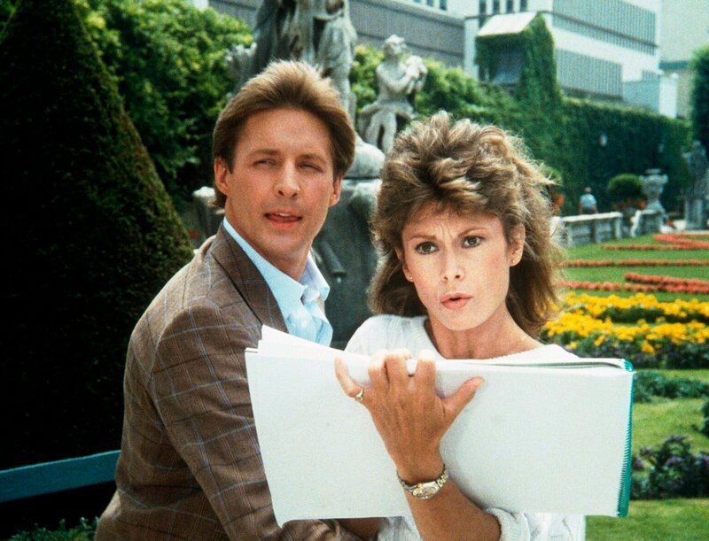 Ein Skizzenblock enthält für den Fall, den Lee (Bruce Boxleitner, l.) und Amanda (Kate Jackson) in Salzburg aufklären müssen, wertvolle Informationen. – Bild: CBS Television