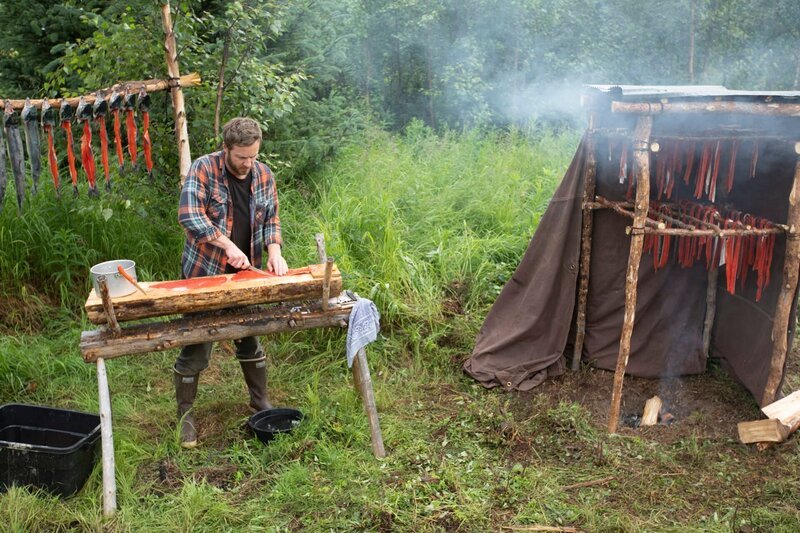 Johnny Rolfe schneidet fangfrischen Lachs und bereitet ihn zum Räuchern vor. (National Geographic/​Mike Fennell) – Bild: Mike Fennell /​ National Geographic/​Mike Fennell /​ National Geographic