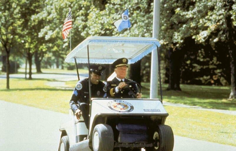 Notfall Jones (Michael Winslow, li.): Kommandant Lassard (George Gaynes, re.) unterbricht seine liebste Beschäftigung, das Golfspiel, nur höchst ungern – doch der Job geht schließlich vor. – Bild: PR7; ProSieben Media AG Notfall Jones (Michael Winslow, li.): Kommandant Lassard (George Gaynes, re.) unterbricht seine liebste Beschäftigung, das Golfspiel, nur höchst ungern – doch der Job geht schließlich vor. – Bild: PR7; ProSieben Media AG