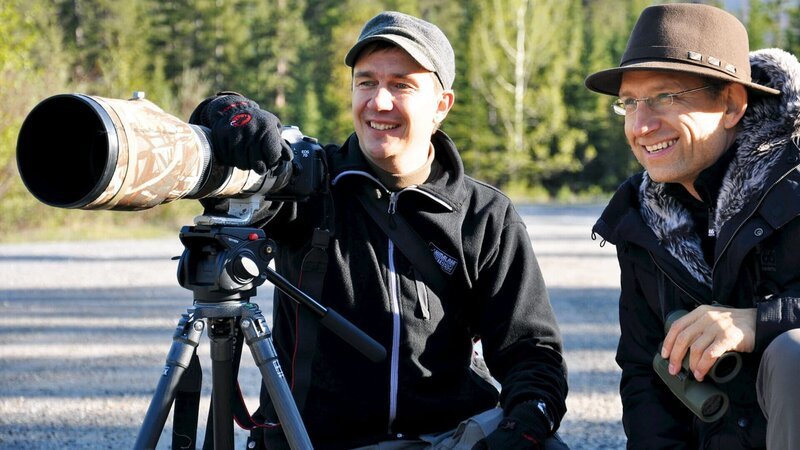Reto Brennwald (r.) und Tierfotograf Peter Dettling auf Bärenfotojagd im Banff National Park, Kanada. – Bild: ZDF und SRF