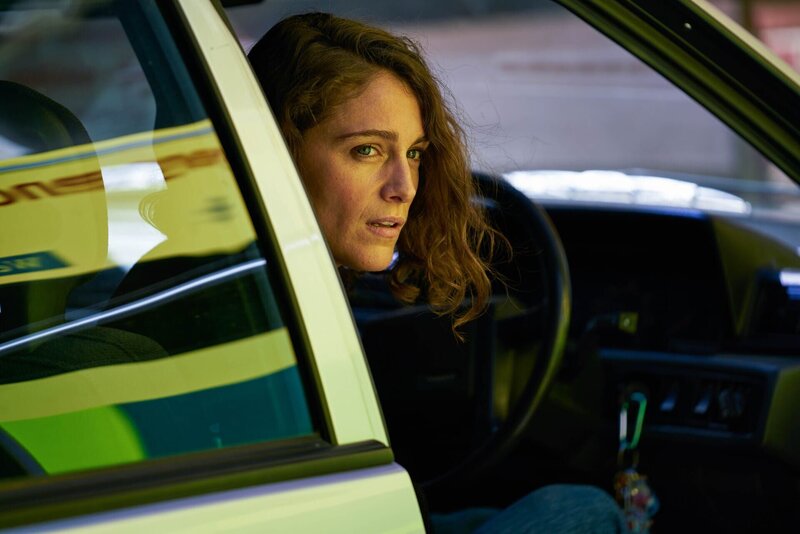 Ray (Ariane Labed) wurde beobachtet. Sie fühlt sich nicht ganz wohl in ihrer Haut. – Bild: House Productions