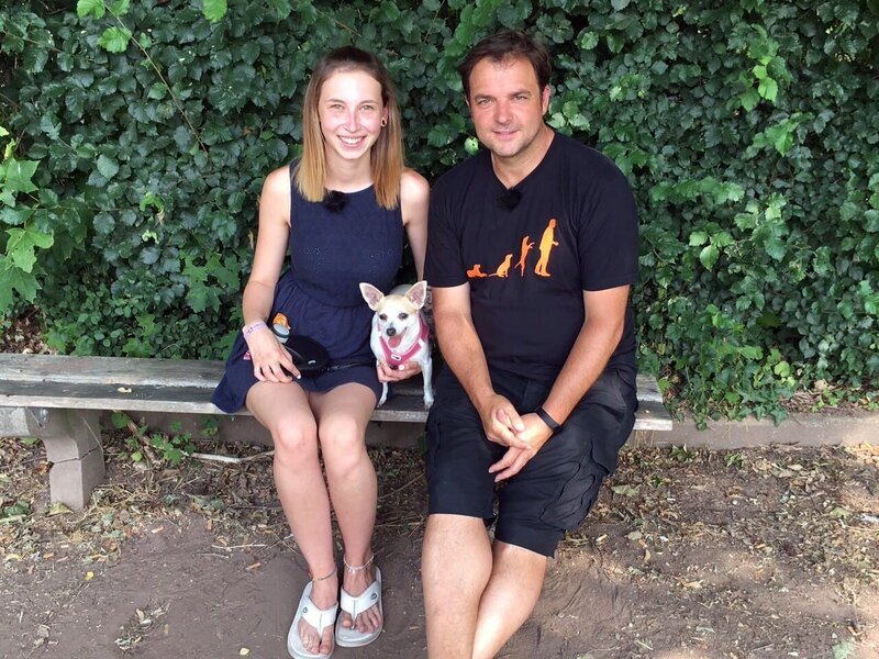 Seit Monaten macht die Hündin „Bonnie“ Frauchen Corinna das Leben schwer. Der Grund: Chihuahua-Dame pinkelt drinnen ständig und überall hin. Nicht einmal nachts im eigenen Bett ist Corinna vor den Pinkelattacken von „Bonnie“ sicher. Die 19-Jährige ist mit den Nerven völlig am Ende und bittet den Hundeprofi Martin Rütter um Hilfe. – Bild: MG RTL D /​ DOCMA TV