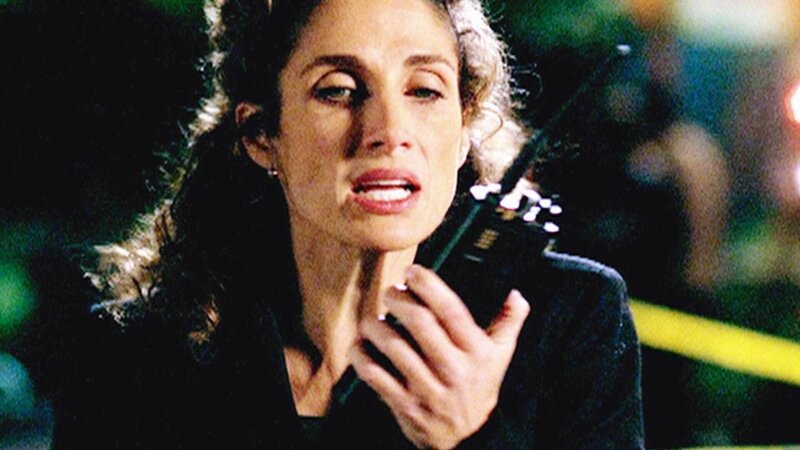 Wir benötigen einen Rettungshelikopter! Nachdem ihre Kollegin von einer Schlange gebissen wurde, fordert Detective Stella Bonasera (Melina Kanakaredes) Verstärkung an. – Bild: MG RTL D /​ CBS