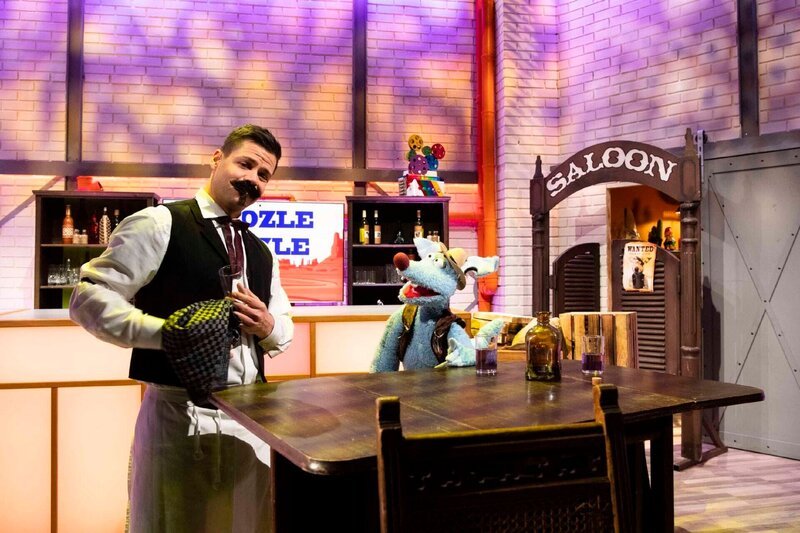 Woozle und Simón wollen sich mit dem Spezial-Kinobeamer 3001 einen woozeligen Kinofilm anschauen. Doch der Kinobeamer verwandelt Woozle Goozle in einen Schwarz-Weiß Film! – Bild: SUPER RTL/​Annette Etges /​ Kino und Film