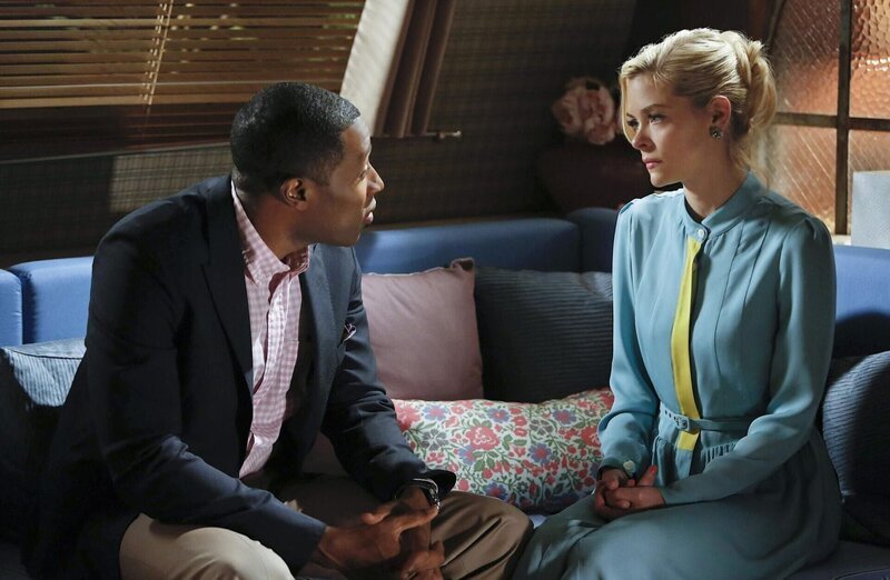 Als Kampagnenmanagerin im Wahlkampf schlägt sich Lemon (Jaime King, r.) eigentlich gut, bis ein Fehler von ihr die Wiederwahl von Lavon (Cress Williams, l.) gefährdet … – Bild: Warner Bros. Lizenzbild frei
