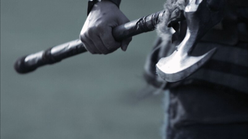 Ein Krieger hält eine Axt – Bild: THE HISTORY CHANNEL