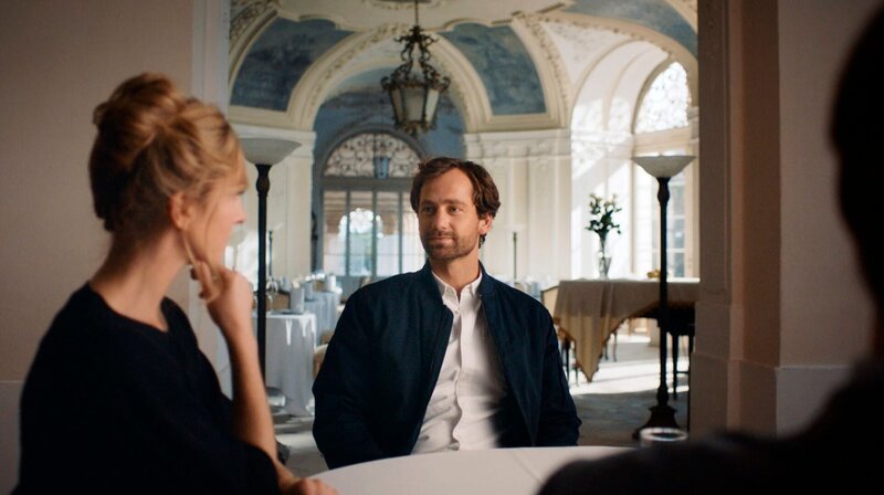 Dalia Scheidegger (Katharina Schüttler) möchte die Wahrheit über ihren Exfreund Claude Tenz (Florian Stetter) herausfinden. – Bild: NDR/​ARD Degeto/​Julie Vrábelová
