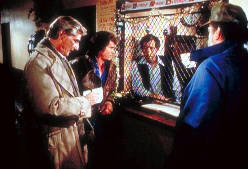 In einer Obdachlosenmission erfahren Jonathan (Michael Landon, 2.v.l.), Mark (Victor French, r.) und der Zeitungskolumnist Basinger (Richard Mulligan, l.), dass ein Paar mit den Namen Maria und Josef abgewiesen wurde. – Bild: Worldvision Enterprises, Inc.