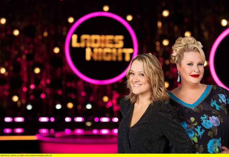 Die Gastgeberinnen Lisa Feller (l.) und Daphne de Luxe (r.). – Bild: ZDF und WDR/​Annika Fußwinkel
