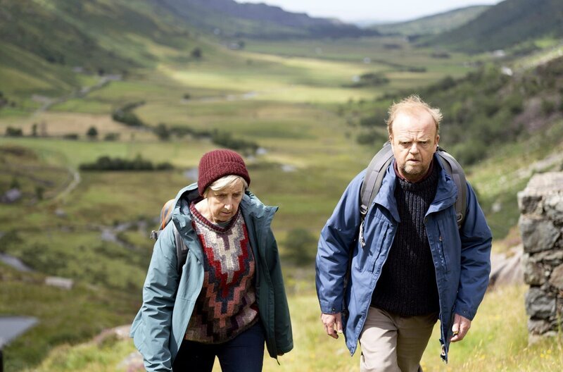 Alan Bates (Toby Jones) und seine Frau Suzanne (Julie Hesmondhalgh) werden zu einem Neuanfang gezwungen – weit weg von Horizon und der Postfiliale. – Bild: ZDF /​ ITV Studios/​Little Gem