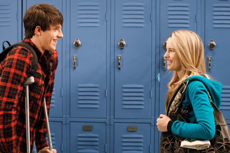 Teddy (Bridget Mendler, re.) fragt Spencer (Shane Harper, li.), ob dieser mit ihr zusammen beim Talentwettbewerb mitmachen möchte. – Bild: Disney