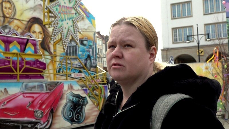 S7F56: Sandra besucht mit zwei ihrer Kinder den Ostermarkt. Leider herrscht im Portemonnaie der Familie Ebbe, was das Vergnügen beeinträchtigen könnte. – Bild: RTLZWEI