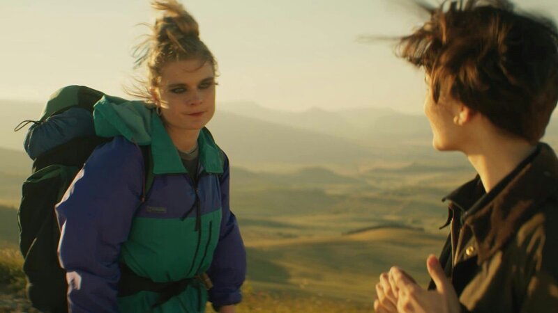 Jana (l. Anna Schimrigk) auf dem Jakobsweg trifft auf Agnes (Lucia Saavedra) – Bild: Bibel TV