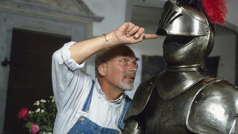 Weil der Burgführer das Burgtor verschlossen hat, muss Peter (Peter Lustig) eine Nacht allein auf der Burg verbringen. Doch ein aufkommendes Gewitter und seltsame Geräusche lassen ihn nicht zur Ruhe kommen. Peter geht dem Klirren und Rasseln auf die Spur. – Bild: Honorarfrei – nur für diese Sendung bei Nennung ZDF und Ch. Pausch.