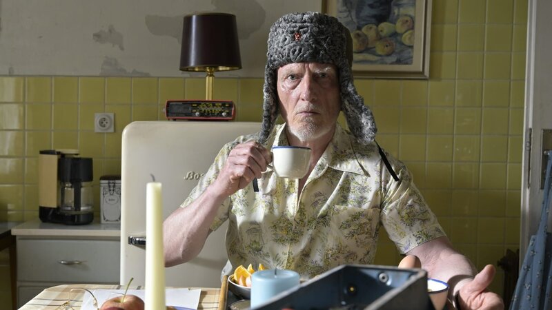 Der überzeugte Marxist Willi Hoffmann (Ernst Stötzner) fühlt sich vom Westen bedroht. – Bild: ZDF und Christiane Pausch.