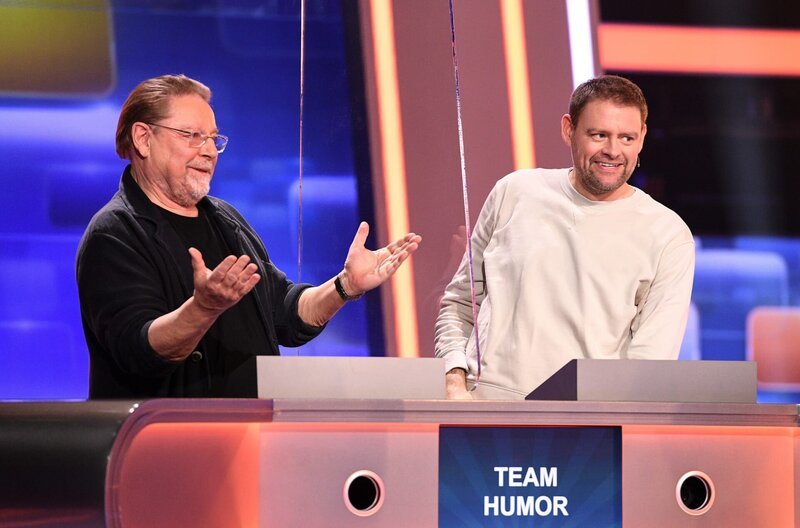 Die Kandidaten des Teams „Humor“: Jürgen von der Lippe (l.), Enterainer, Comedian, Autor und Moderator mit Comedian Max Giermann (M.). – Bild: ARD/​Uwe Ernst