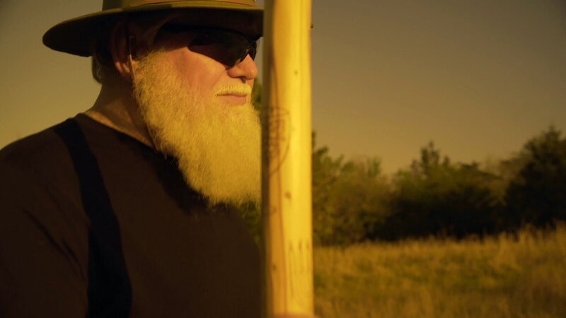 Rabbi Monte Judah steht auf einem Feld – Bild: RTL /​ 4522516 Canada Inc. /​ Biblische Prophezeiungen